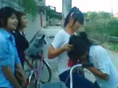 Một nữ sinh túm tóc và dùng gối thúc vào người B