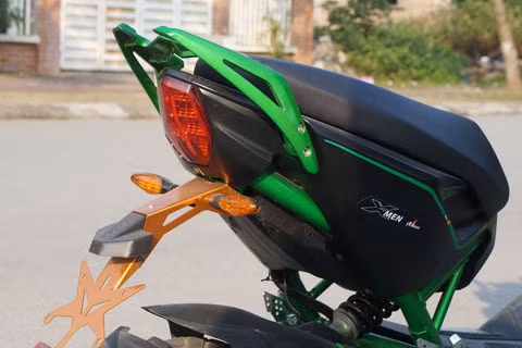 Đuôi xe vẫn khá nặng và khó nâng dắt