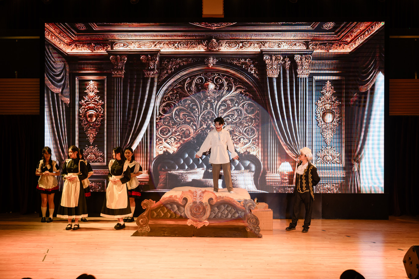 Gwynplaine - cậu bé quý tộc bị bắt cóc, bị rạch mặt và vĩnh viễn mang nụ cười méo mó