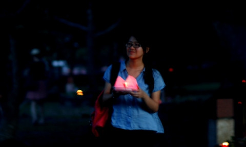 Các bạn trẻ kiều bào thắp nến và nghiêng mình tưởng nhớ các anh hùng liệt sĩ