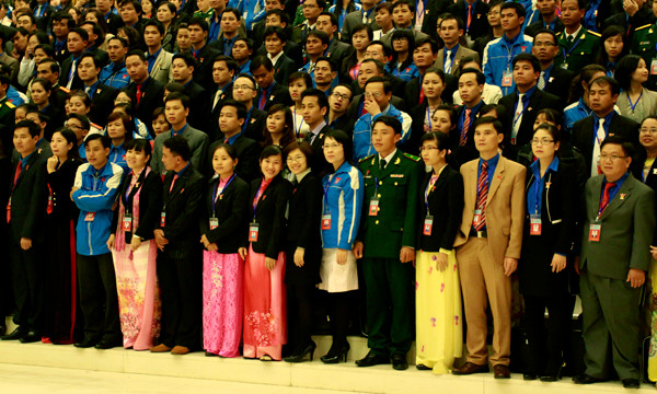 Nhiều nữ đại biểu mặc áo dài được ưu tiên đứng hàng đầu