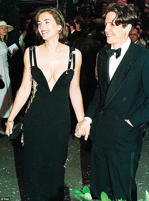 Chiếc váy này đã giúp Elizabeth Hurley được bầu chọn là người mặc đẹp nhất trên thảm đỏ