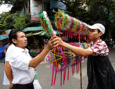 Đèn ông sao nhỏ có giá 15 nghìn đồng/chiếc. Đèn ông sao nhỏ có giá 15 nghìn đồng / 1 chiếc