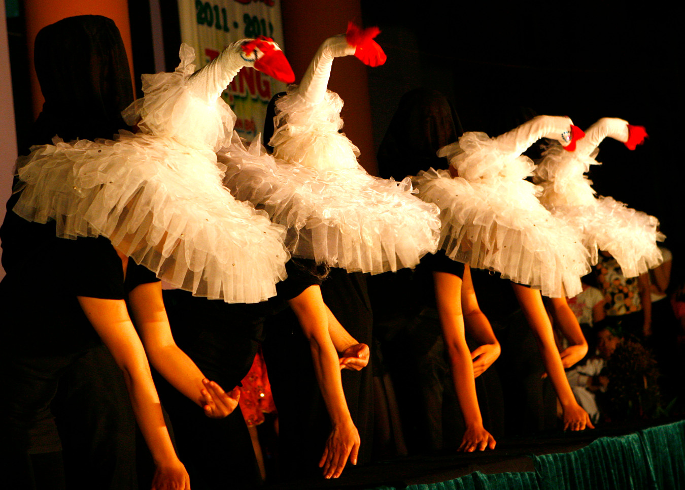 Tiết mục biểu diễn múa rối đặc sắc do các nghệ sĩ nhà hát múa rối trình diễn tặng các em trong đêm hội 