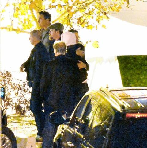 Vin Diesel ôm chia sẻ với 1 người tại buổi lễ