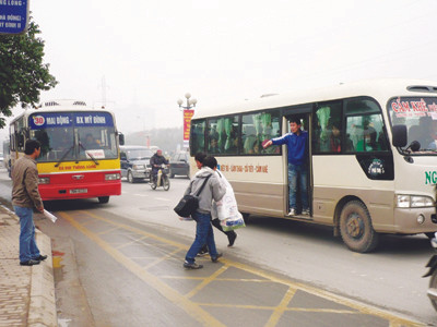 Nhiều xe bắt khách dọc đường dịp tết Ảnh: TĐ