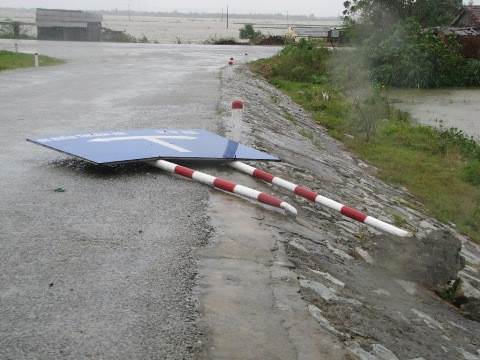 Biển hướng dẫn 2 giao thông bị bão quật ngã trên tuyến Quốc lộ 49. 