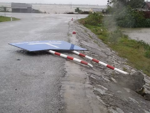 Biển hướng dẫn 2 giao thông bị bão quật ngã trên tuyến Quốc lộ 49. 