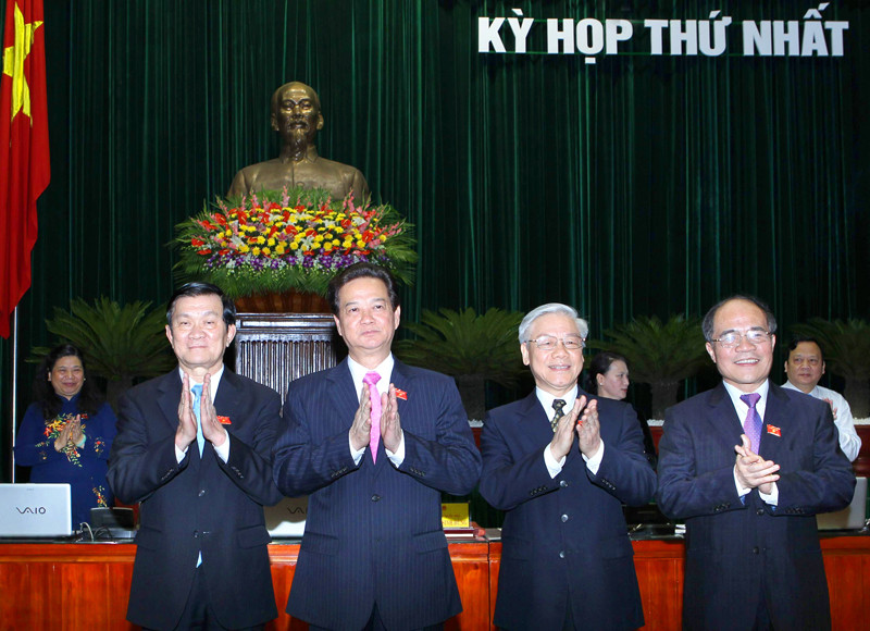 Tổng bí thư Nguyễn Phú Trọng cùng Chủ tịch nước Trương Tấn Sang, Thủ tướng Nguyễn Tấn Dũng, Chủ tịch QH Nguyễn Sinh Hùng ra mắt Quốc hội khóa XIII tại kỳ họp thứ nhất. Ảnh: Hồng Vĩnh