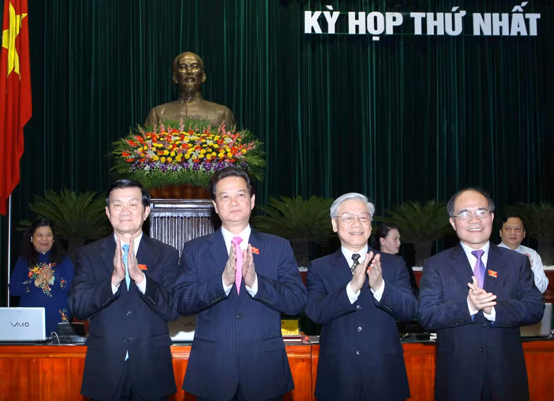 Tổng bí thư Nguyễn Phú Trọng cùng Chủ tịch nước Trương Tấn Sang, Thủ tướng Nguyễn Tấn Dũng, Chủ tịch QH Nguyễn Sinh Hùng ra mắt Quốc hội khóa XIII tại kỳ họp thứ nhất. Ảnh: Hồng Vĩnh