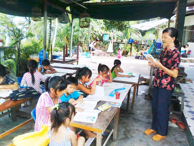 Học sinh của bà Năm là con em của những người nghèo khó. Ảnh: Nguyên Anh