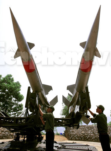 "Nỏ liên châu" S-125 Pechora trên bệ phóng . "Nỏ liên châu" S-125 Pechora trên bệ phóng .