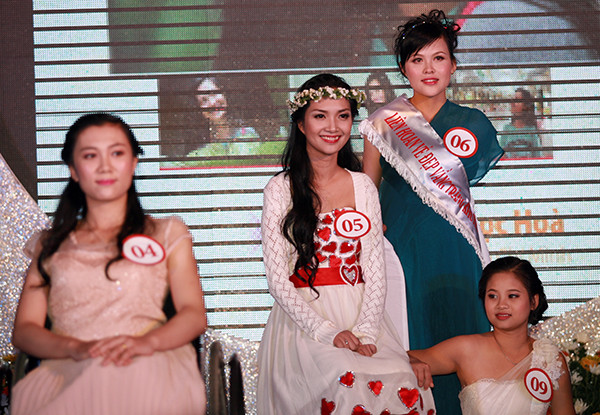 Thí sinh Vương Bích Việt (SBD 10, Quảng Ninh) sáng tác và thể hiện bài thơ “Đóa hoa dâng đời” được thí sinh Lê Thúy Đoan múa phụ họa, đây là tiết mục biểu diễn chung của 2 thí sinh