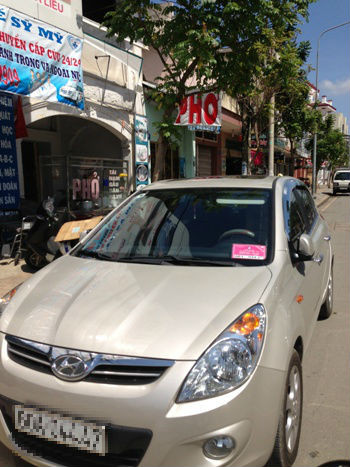 Tuy nhiên ngoài mục đích sử dụng ra vào trụ sở nhà nước, có không ít xe vẫn dán giấy này trên kính chạy ngoài đường và cũng khiến CSGT 