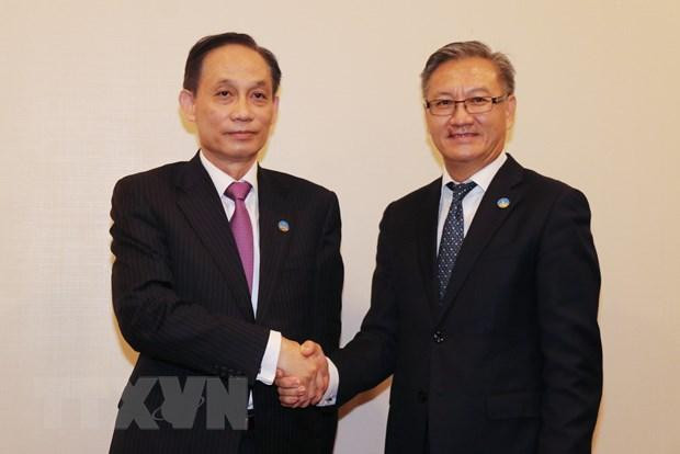 Trưởng ban Đối ngoại Trung ương Lê Hoài Trung gặp Trưởng ban Đối ngoại Trung ương Lào Thongsavanh Phomvihane. (Ảnh: TTXVN phát)