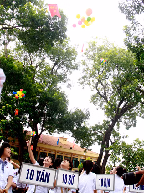 Thả bóng bay đón chào năm học mới