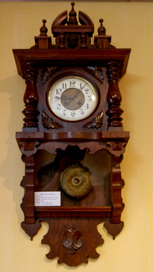 Chiếc đồng hồ treo tường hai lỗ, không có nhạc, máy chạy một tuần (xuất xứ từ Đức, sản xuất từ năm 1920)