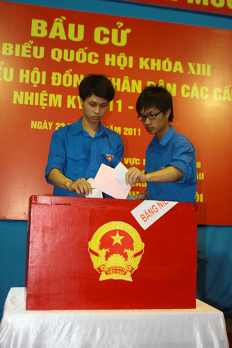 Những lá phiếu của các bạn trẻ được bỏ vào hòm