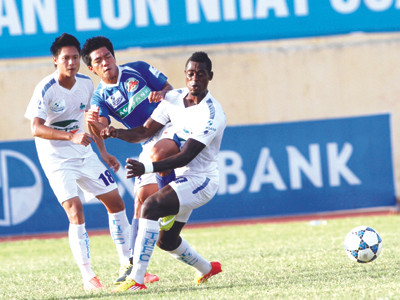 Quang Hải (áo xanh)