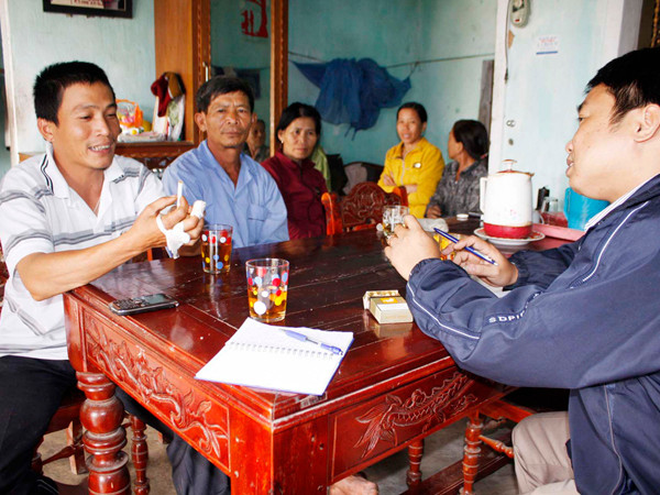 Anh Lý kể lại sự việc với phóng viên. Anh Lý kể lại sự việc với phóng viên