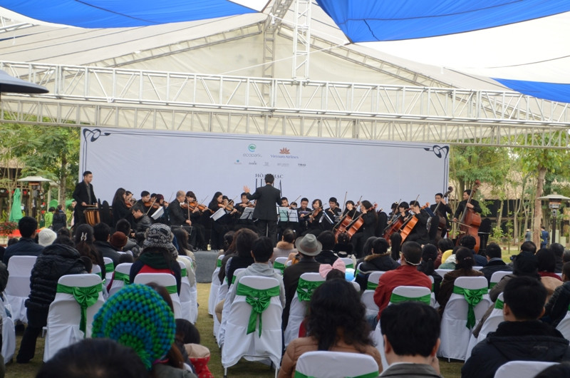 Đông đảo khán giả đến tham dự buổi hòa nhạc 