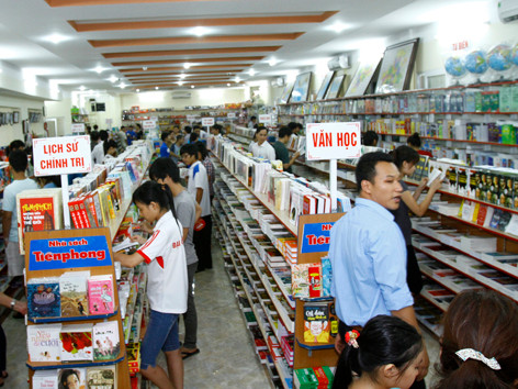 Khi kinh tế khó khăn, “văn hóa nghe – nhìn” phát triển thì văn hóa đọc đang dần bị mai một. Ảnh: Nguyễn Thanh