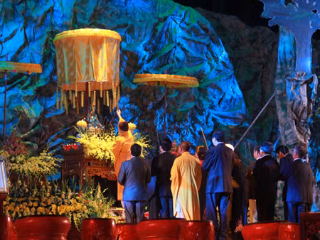 Các đại biểu đã cùng dâng hương cầu quốc thái dân an, đóng dấu thiêng Yên Tử