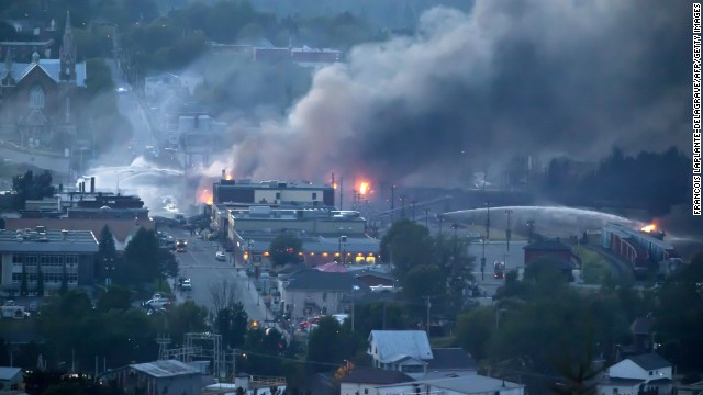 Thị trấn Lac-Megantic, Quebec chìm trong khói của đám cháy phát nổ từ đoàn tàu