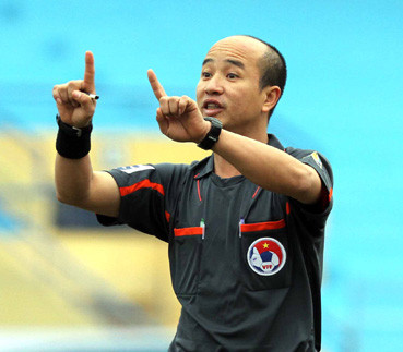 Trọng tài Ngô Quốc Hưng xứng danh Vua thẻ... Ảnh: Quang Minh