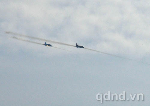 Ngay sau đó, biên đội SU-22 bắn rốc-két 