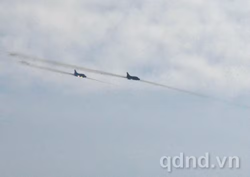 Ngay sau đó, biên đội SU-22 bắn rốc-két 