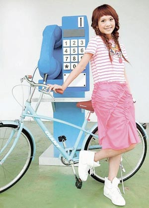 "Giáo chủ khả ái" biến thành công chúa với kiểu tóc dài xoăn nhẹ Và trở nên cá tính với kiểu đầu "sứa" Năng động và trẻ trung khi để tóc ngắn Kiểu đầu xoăn xù đầy quyến rũ và mê hoặc Đẹp dịu dàng với mái tóc suôn dài cổ điển Nhí nhảnh với kiểu tóc tết hai bên Kiểu tóc thẳng làm xoăn ở chân ôm gọn khuôn mặt Phô diễn gương mặt thanh tú với phần mái được cặp gọn Đẹp kiêu sa với kiểu tóc búi đơn giản kết hợp với hoa gài tóc bản to Và "mặn mà" hơn với kiểu tóc búi mái lệch