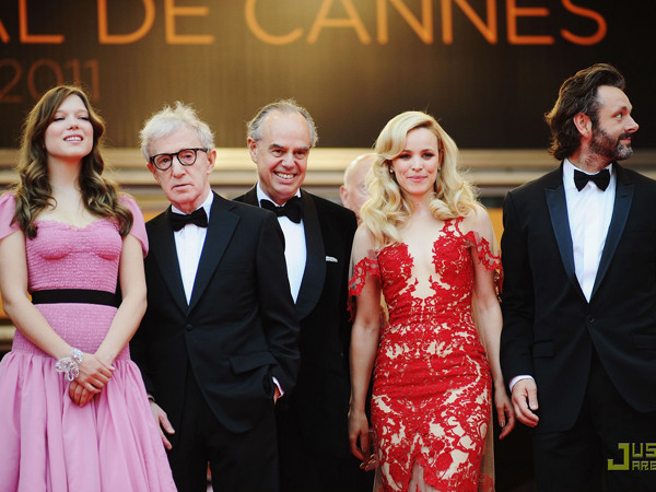 Các thành viên đoàn làm phim Midnight in Paris - bộ phim chiếu mở màn LHP năm nay