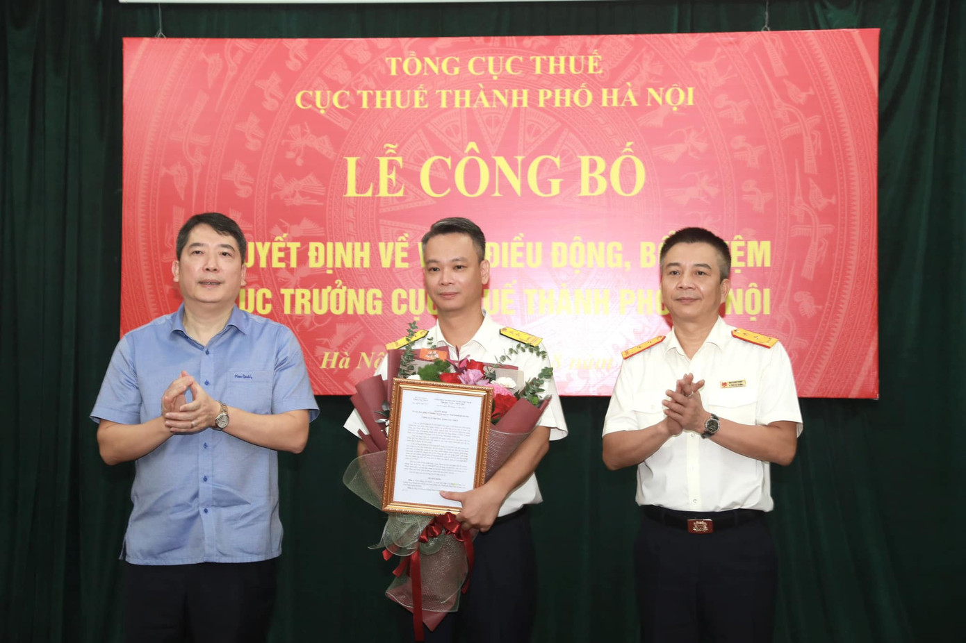 Thứ trưởng Bộ Tài chính Cao Anh Tuấn và Quyền Tổng cục trưởng Thuế Mai Xuân Thành trao quyết định bổ nhiệm Cục trưởng Thuế Hà Nội cho ông Vũ Mạnh Cường.