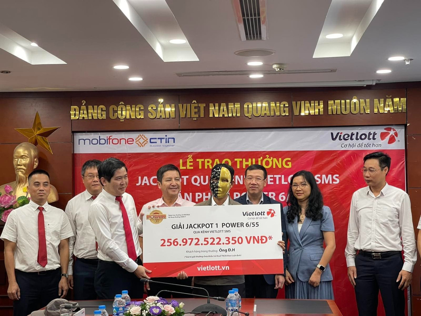 Ông Đ.H. - chủ nhân thuê bao MobiFone đã nhận giải Jackpot trị giá hơn 256 tỷ đồng.