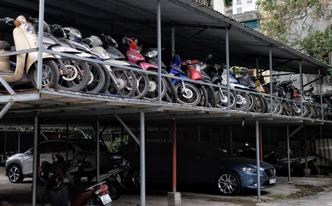 Những dãy nhà tạm 2 tầng được dựng lên để chứa xe vi phạm. Những dãy nhà tạm 2 tầng được dựng lên để chứa xe vi phạm.