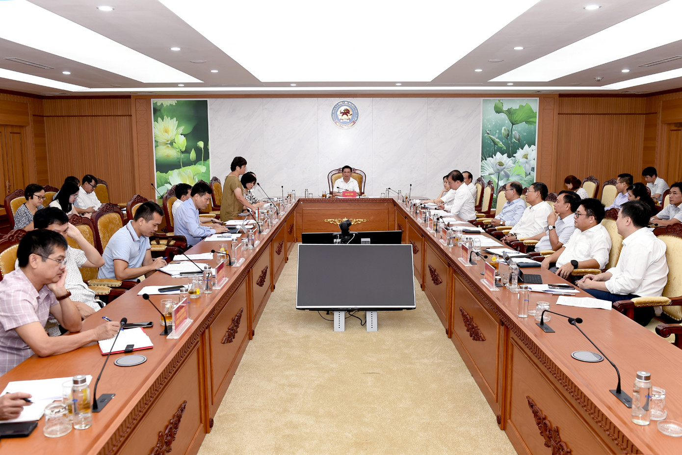 Cuộc họp Tổ công tác của Thủ tướng Chính phủ về ổn định hoạt động thị trường chứng khoán và thị trường trái phiếu doanh nghiệp. Cuộc họp Tổ công tác của Thủ tướng Chính phủ về ổn định hoạt động thị trường chứng khoán và thị trường trái phiếu doanh nghiệp.