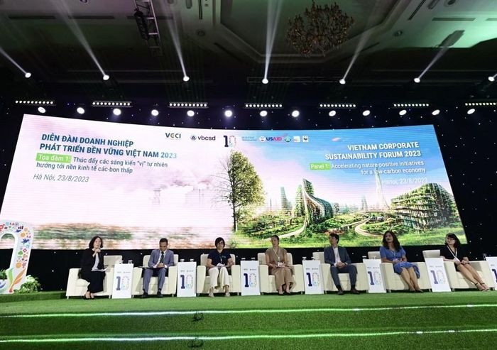 Các đại biểu chia sẻ tại Diễn đàn doanh nghiệp phát triển bền vững Việt Nam thường niên năm 2023.