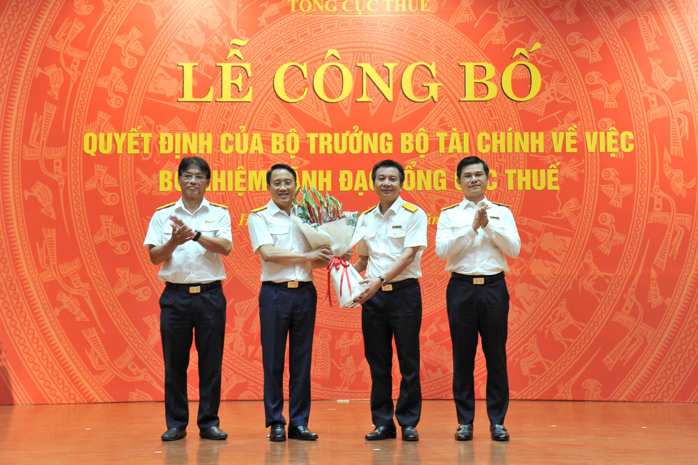 Quyền Tổng cục trưởng Tổng cục Thuế Mai Xuân Thành cùng tập thể Lãnh đạo Tổng cục Thuế chúc mừng ông Mai Sơn Quyền Tổng cục trưởng Tổng cục Thuế Mai Xuân Thành cùng tập thể Lãnh đạo Tổng cục Thuế chúc mừng ông Mai Sơn