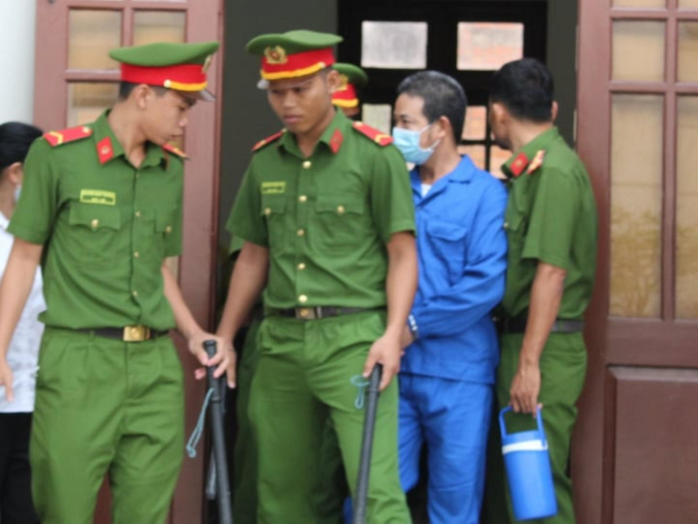 Dẫn giải bị cáo Nguyễn Văn Trác về trại tạm giam sau phiên xử.