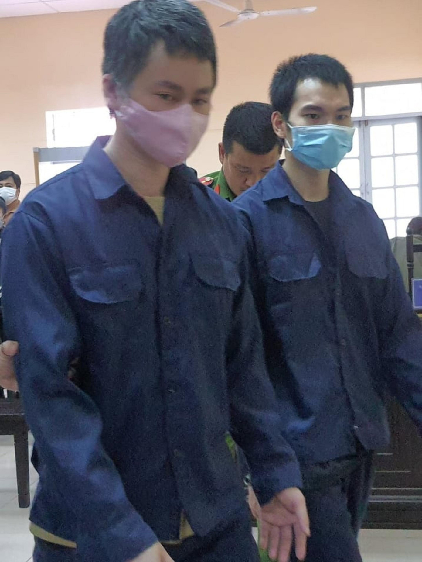 Hai bị cáo Nguyễn Ngọc Tú và Phan Thanh Tùng tại phiên tòa.