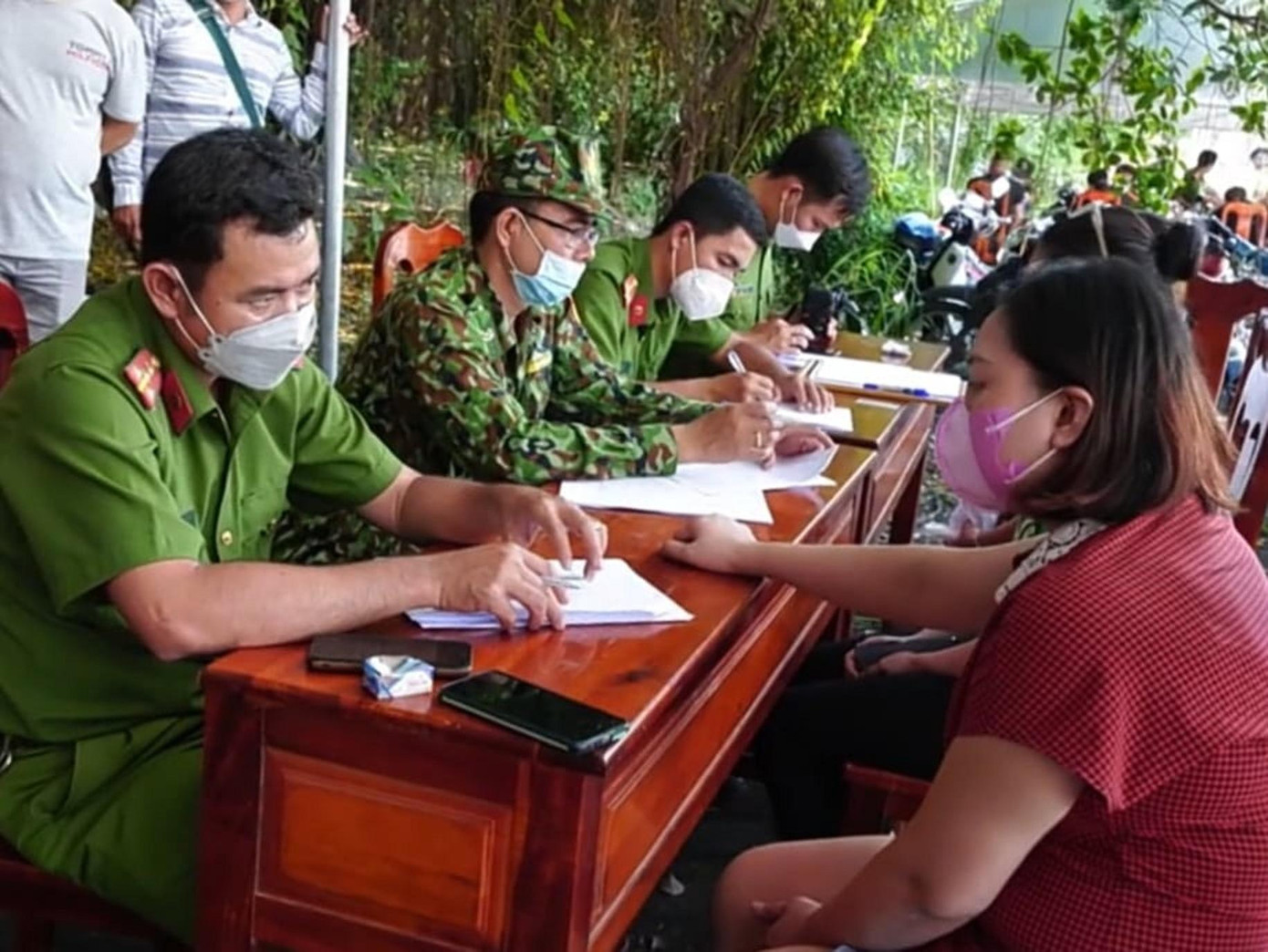 Lực lượng chức năng làm việc với lao động tự do từ Campuchia xin nhập cảnh về Việt Nam