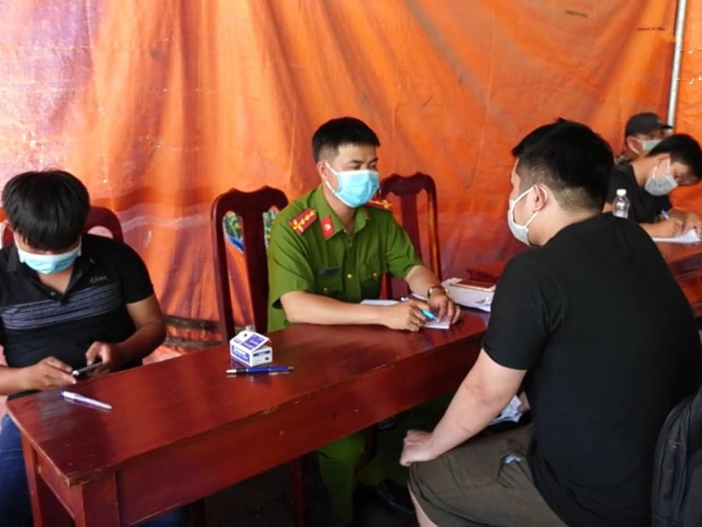 Lực lượng chức năng làm việc với lao động tự do từ Campuchia nhập cảnh về Việt Nam