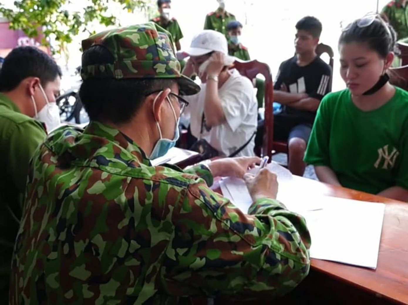 Lực lượng chức năng làm việc với lao động tự do từ Campuchia nhập cảnh về Việt Nam