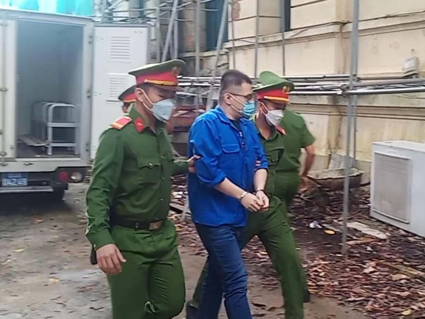 Nhâm Hoàng Khang tại khuôn viên tòa án sáng nay. Ảnh: Tân Châu