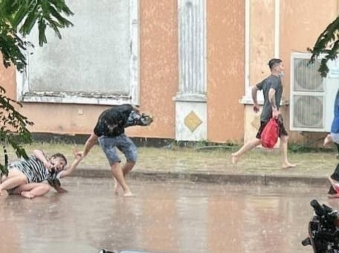 Những người tháo chạy đã vấp ngã. Ảnh cắt từ clip. Những người tháo chạy đã vấp ngã. Ảnh cắt từ clip.