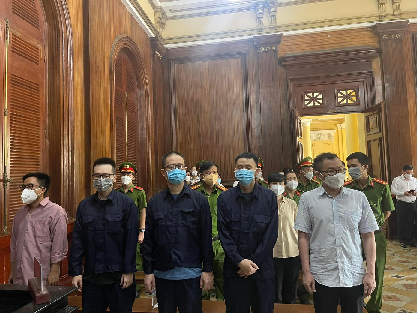 Bị cáo Tề Trí Dũng (hàng đầu, ngoài cùng bên phải) và các bị cáo tại phiên tòa sáng nay 19/9.