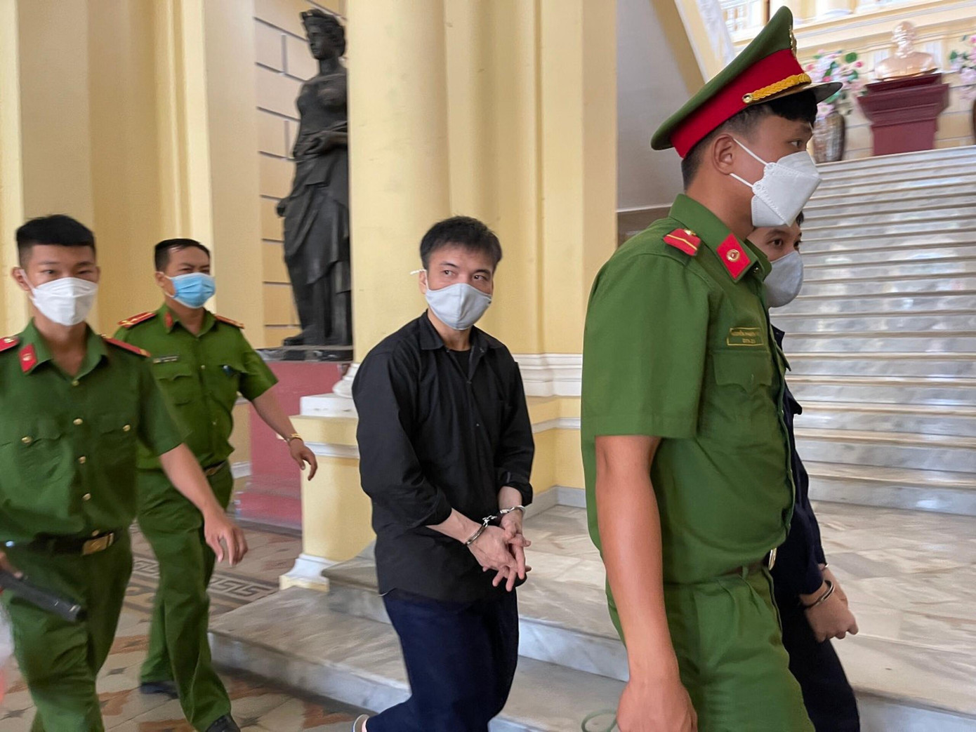 Dẫn giải 2 bị cáo sau phiên tòa. Dẫn giải 2 bị cáo sau phiên tòa.