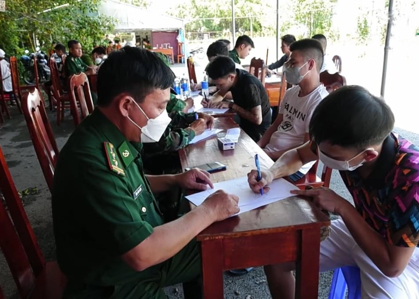 Lực lượng chức năng làm việc với lao động tự do từ Campuchia nhập cảnh về Việt Nam