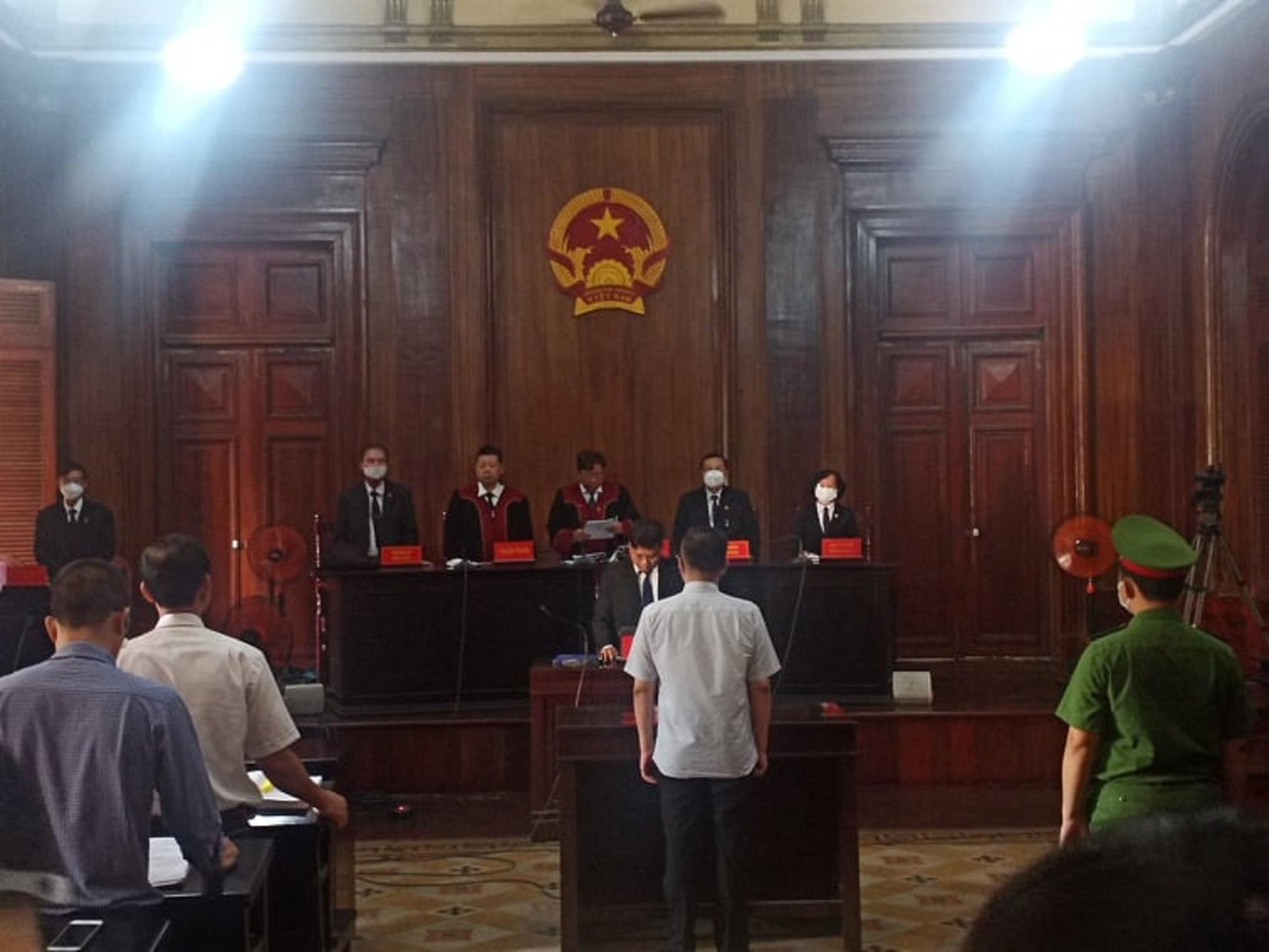 HĐXX phiên tòa xử vụ Tề Trí Dũng "Tham ô tài sản" sáng nay 16/9. Ảnh: Tân Châu. HĐXX phiên tòa xử vụ Tề Trí Dũng "Tham ô tài sản" sáng nay 16/9. Ảnh: Tân Châu.